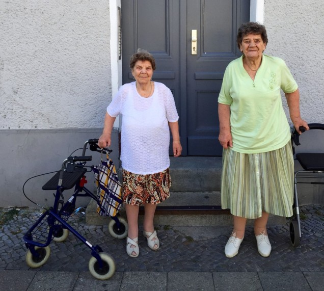 Inge (links, 87) en Irma (90) voor hun oude huis aan de Gustav-Adolf-Strasse 17 in Weissensee