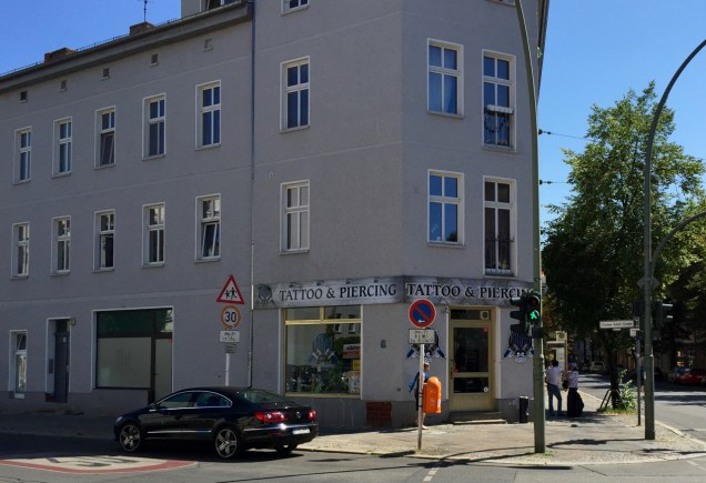 Het winkelaanbod is in het oude buurtje van de zusters wel veranderd sinds de Wende...